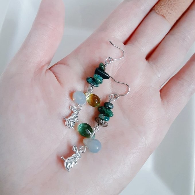 小さいうさぎちゃんが可愛く揺れる☆クリソコラとぷっくりしずくビーズのピアス/イヤリング