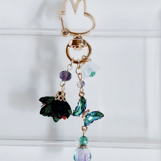 ブルーグリーン色のクリスタル蝶とフラワータッセルとすずらんビーズのお洒落キーホルダー