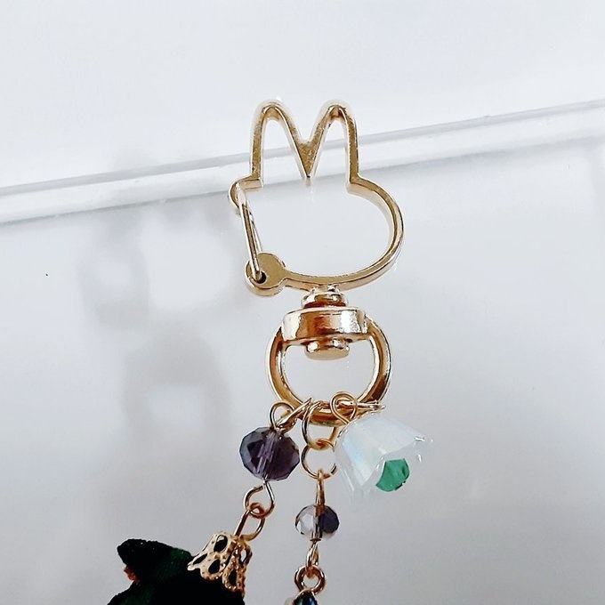 ブルーグリーン色のクリスタル蝶とフラワータッセルとすずらんビーズのお洒落キーホルダー