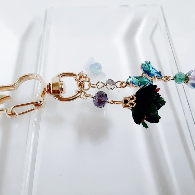 ブルーグリーン色のクリスタル蝶とフラワータッセルとすずらんビーズのお洒落キーホルダー