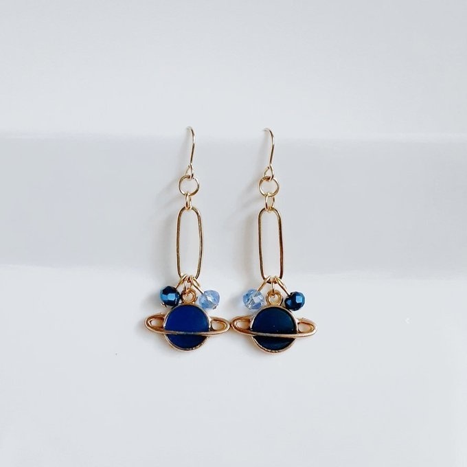 土星チャームとシャープなフープのお洒落な青色ピアス/イヤリング