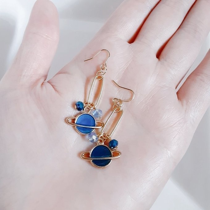 土星チャームとシャープなフープのお洒落な青色ピアス/イヤリング