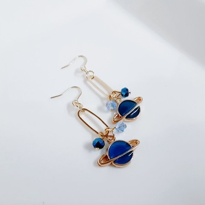 土星チャームとシャープなフープのお洒落な青色ピアス/イヤリング