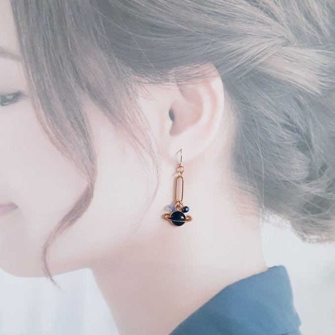 土星チャームとシャープなフープのお洒落な青色ピアス/イヤリング