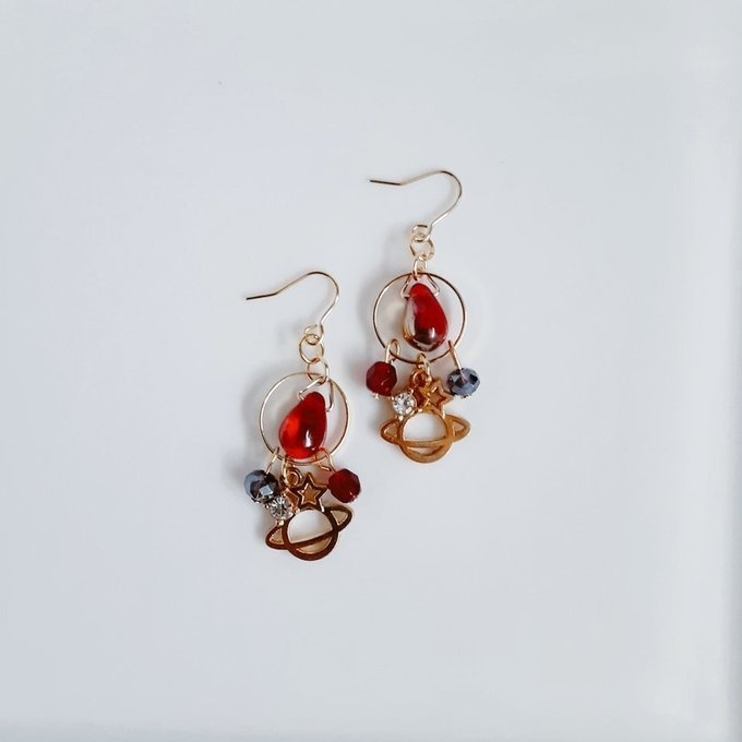 土星チャームとサークルフープの華麗レッドカラーのピアス/イヤリング