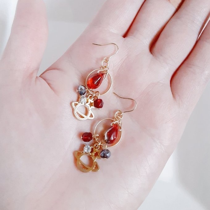 土星チャームとサークルフープの華麗レッドカラーのピアス/イヤリング