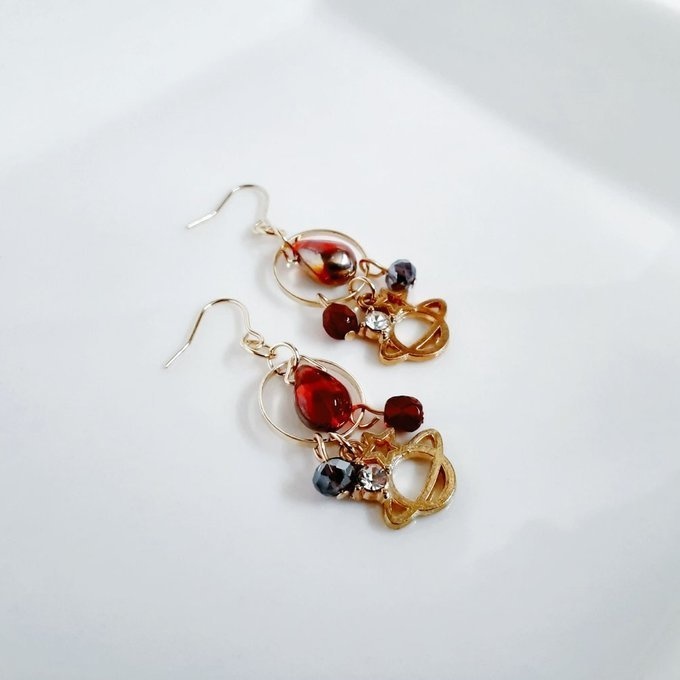 土星チャームとサークルフープの華麗レッドカラーのピアス/イヤリング