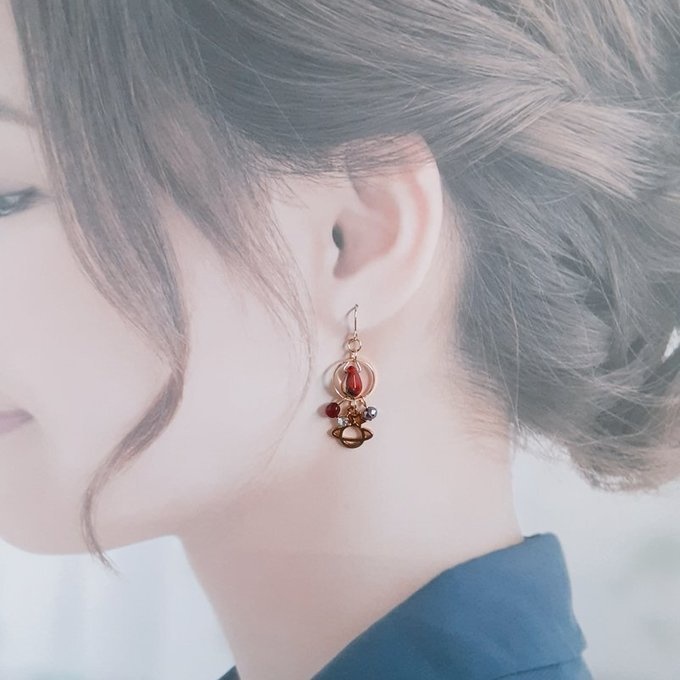 土星チャームとサークルフープの華麗レッドカラーのピアス/イヤリング