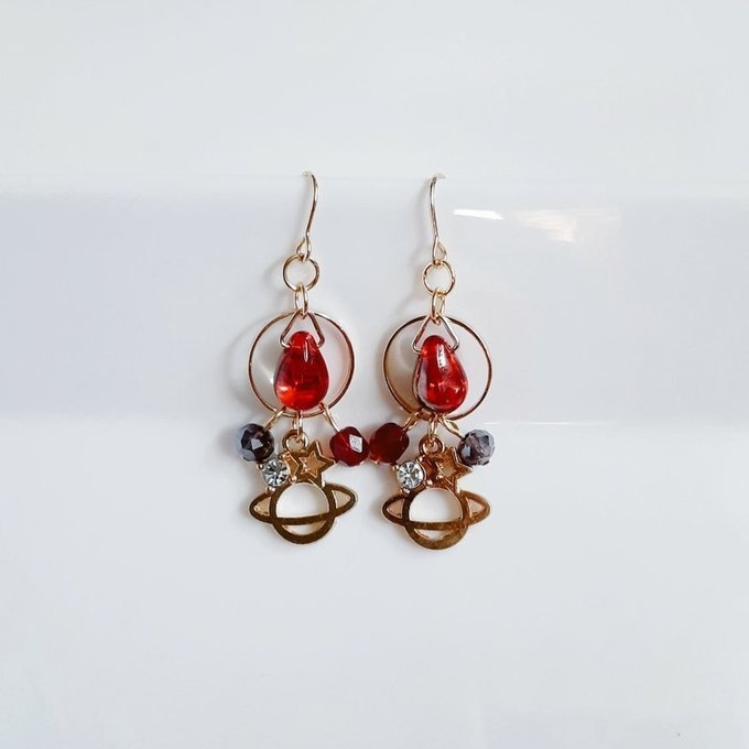 土星チャームとサークルフープの華麗レッドカラーのピアス/イヤリング