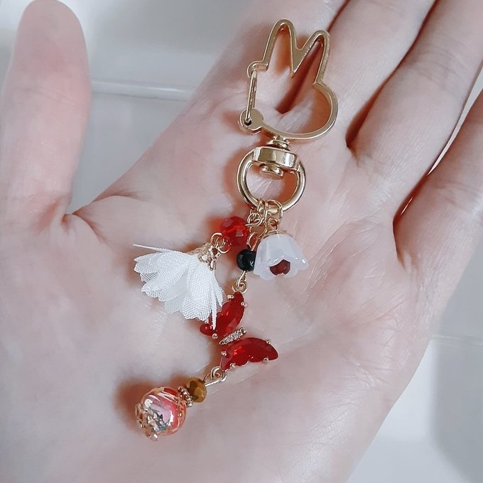 赤色のクリスタル蝶とフラワータッセルとすずらんビーズのお洒落キーホルダー