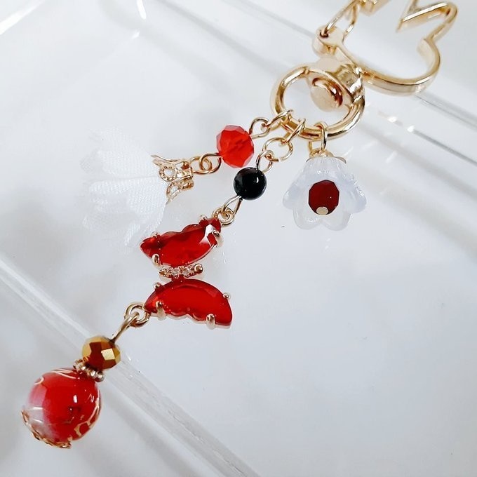 赤色のクリスタル蝶とフラワータッセルとすずらんビーズのお洒落キーホルダー