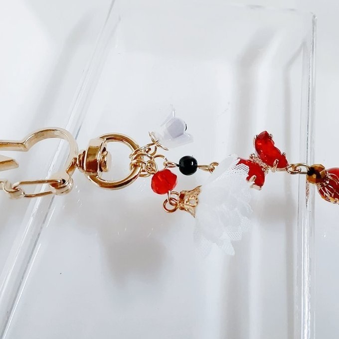 赤色のクリスタル蝶とフラワータッセルとすずらんビーズのお洒落キーホルダー