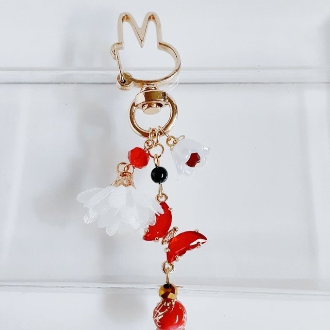 赤色のクリスタル蝶とフラワータッセルとすずらんビーズのお洒落キーホルダー