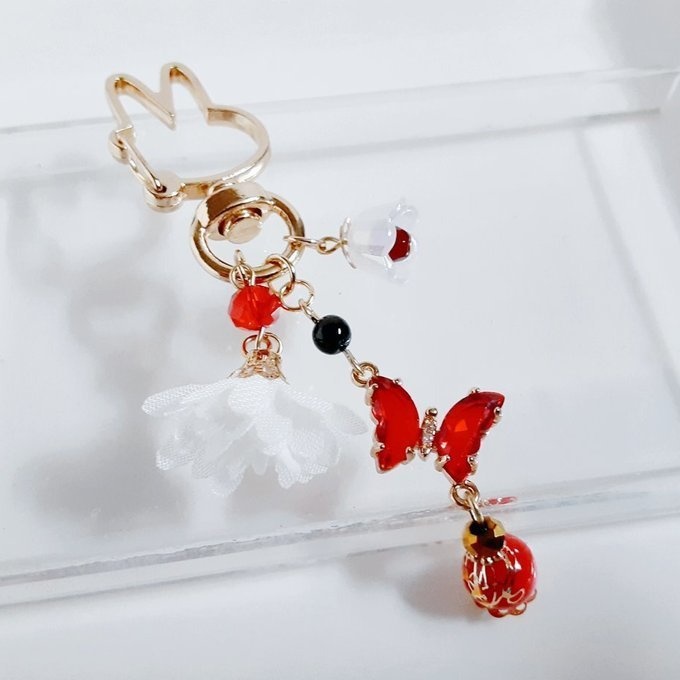 赤色のクリスタル蝶とフラワータッセルとすずらんビーズのお洒落キーホルダー