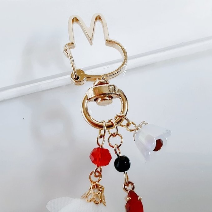 赤色のクリスタル蝶とフラワータッセルとすずらんビーズのお洒落キーホルダー