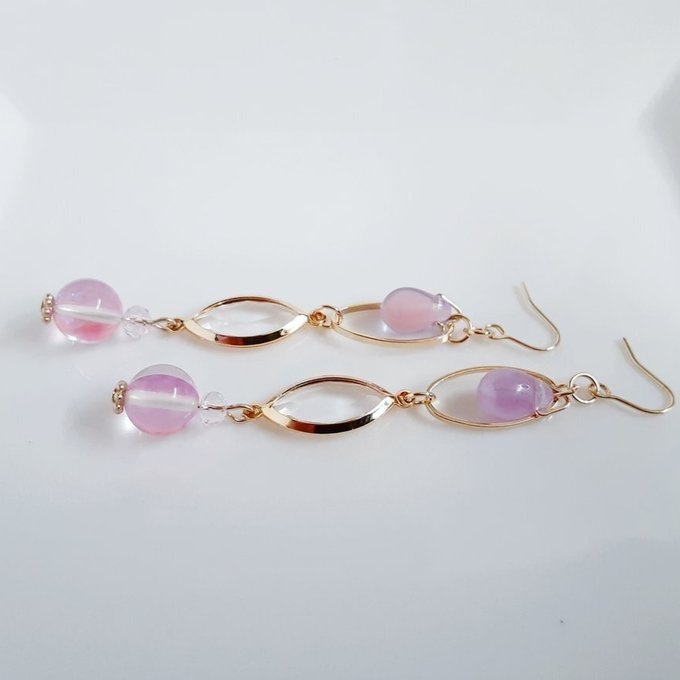 シャープなアクリルフレームストーンとルナフラッシュのピアス/イヤリング(ピンク)