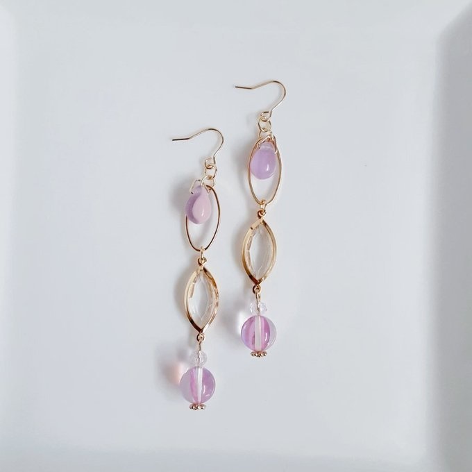 シャープなアクリルフレームストーンとルナフラッシュのピアス/イヤリング(ピンク)