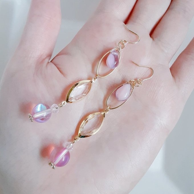 シャープなアクリルフレームストーンとルナフラッシュのピアス/イヤリング(ピンク)