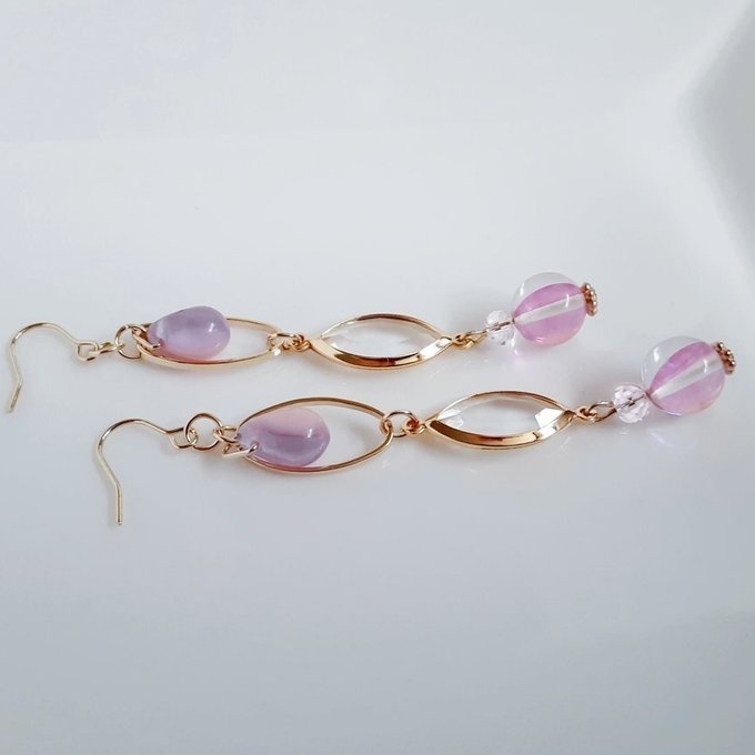 シャープなアクリルフレームストーンとルナフラッシュのピアス/イヤリング(ピンク)