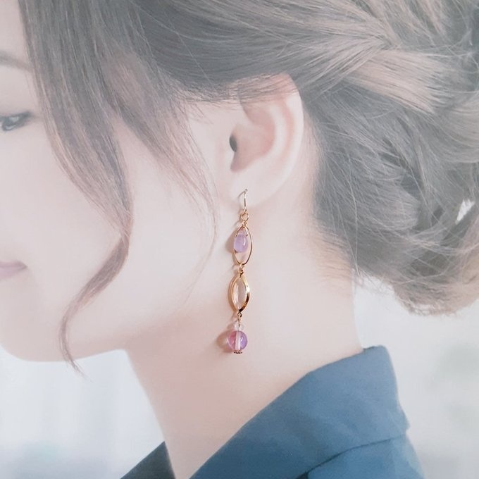 シャープなアクリルフレームストーンとルナフラッシュのピアス/イヤリング(ピンク)