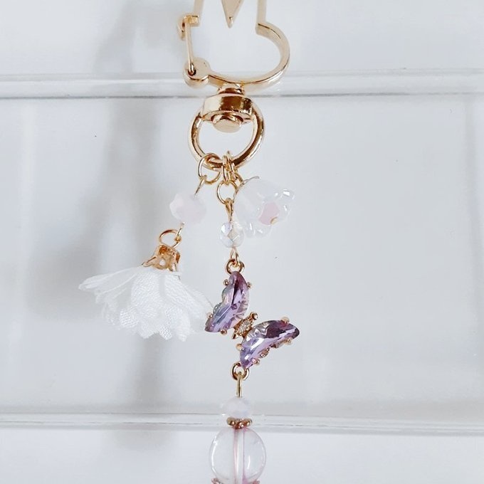 ピンク色のクリスタル蝶とフラワータッセルとすずらんビーズのお洒落キーホルダー