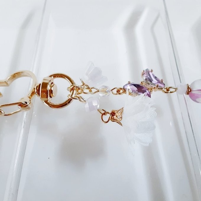 ピンク色のクリスタル蝶とフラワータッセルとすずらんビーズのお洒落キーホルダー