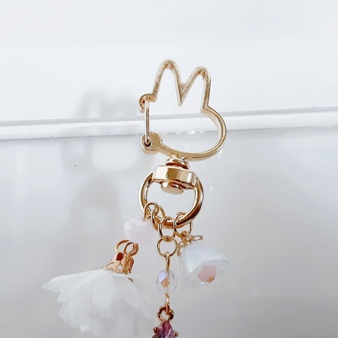 ピンク色のクリスタル蝶とフラワータッセルとすずらんビーズのお洒落キーホルダー