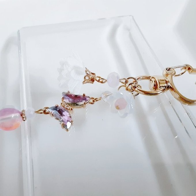 ピンク色のクリスタル蝶とフラワータッセルとすずらんビーズのお洒落キーホルダー