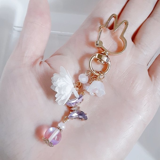 ピンク色のクリスタル蝶とフラワータッセルとすずらんビーズのお洒落キーホルダー