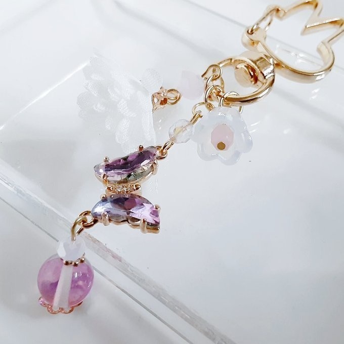 ピンク色のクリスタル蝶とフラワータッセルとすずらんビーズのお洒落キーホルダー