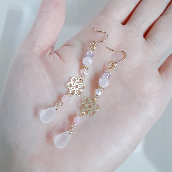 お花の透かしとガラスビーズの優しくて淡いピンクカラーのピアス/イヤリング