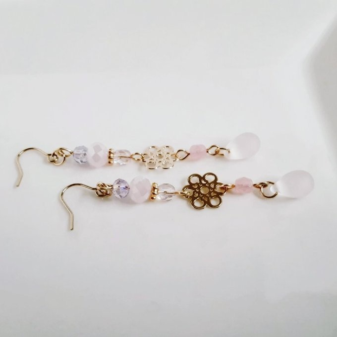 お花の透かしとガラスビーズの優しくて淡いピンクカラーのピアス/イヤリング