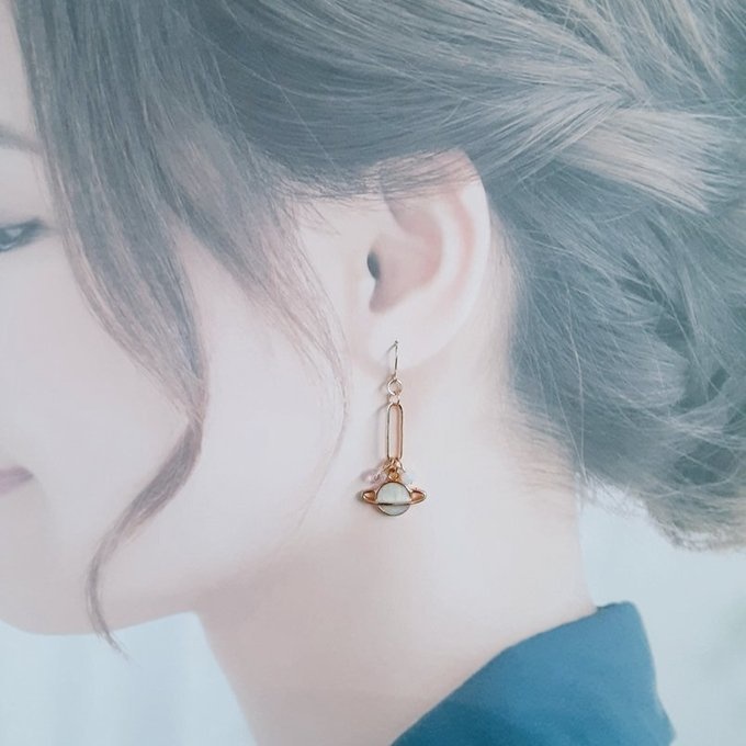 土星チャームとシャープなフープのお洒落な白色ピアス/イヤリング