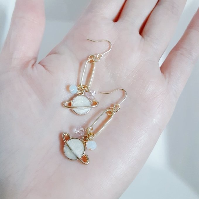 土星チャームとシャープなフープのお洒落な白色ピアス/イヤリング
