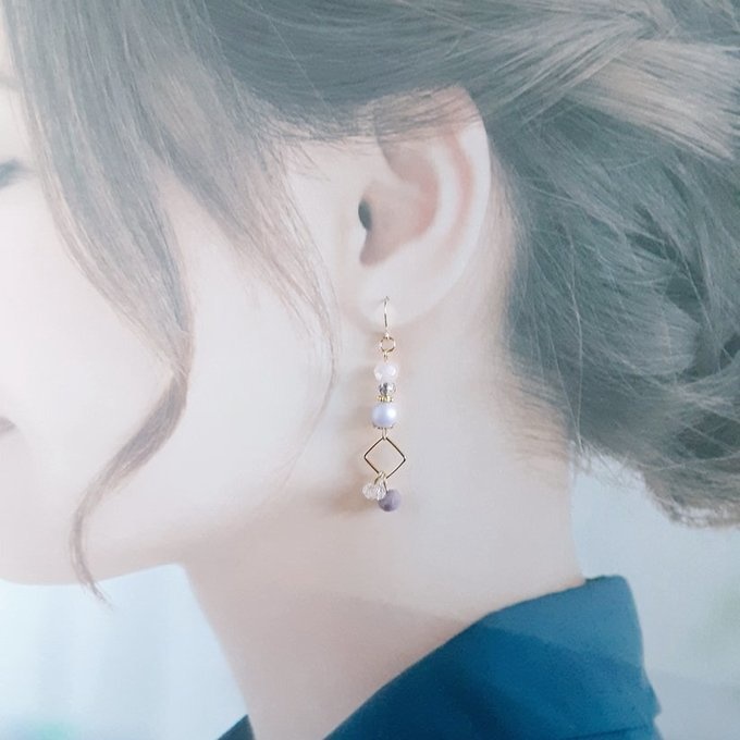 ラベンダーパープル色のアシンメトリーピアス/イヤリング