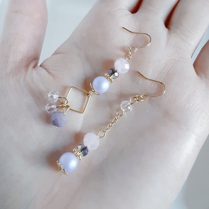 ラベンダーパープル色のアシンメトリーピアス/イヤリング