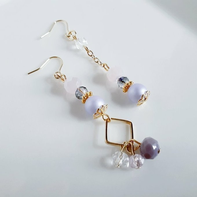ラベンダーパープル色のアシンメトリーピアス/イヤリング