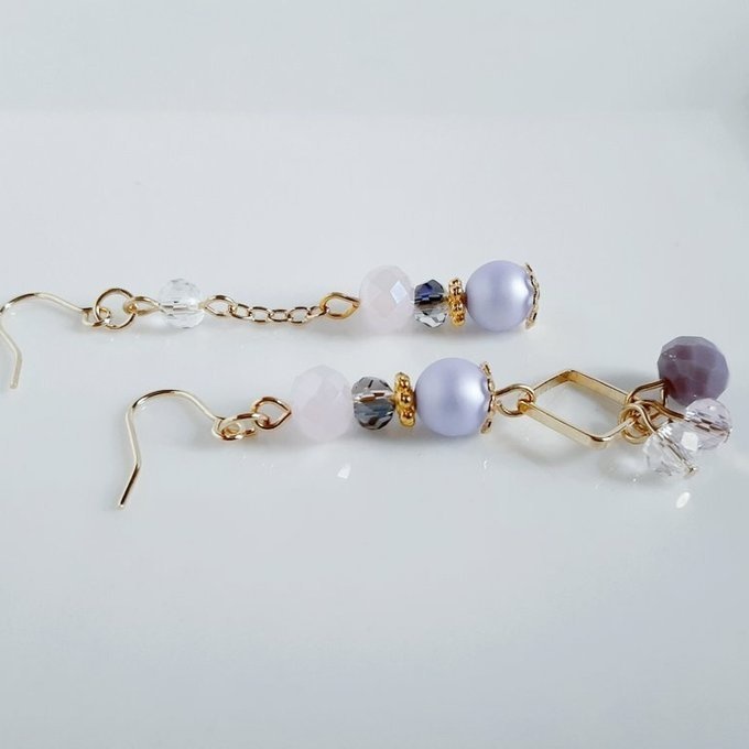 ラベンダーパープル色のアシンメトリーピアス/イヤリング