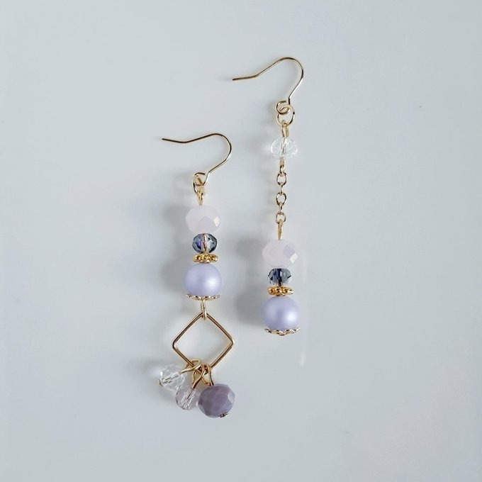 ラベンダーパープル色のアシンメトリーピアス/イヤリング