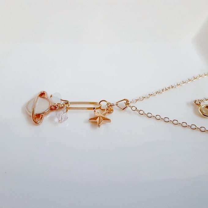お星様付き☆土星チャームとシャープなフープのお洒落なワンポイントネックレス(ホワイト色)