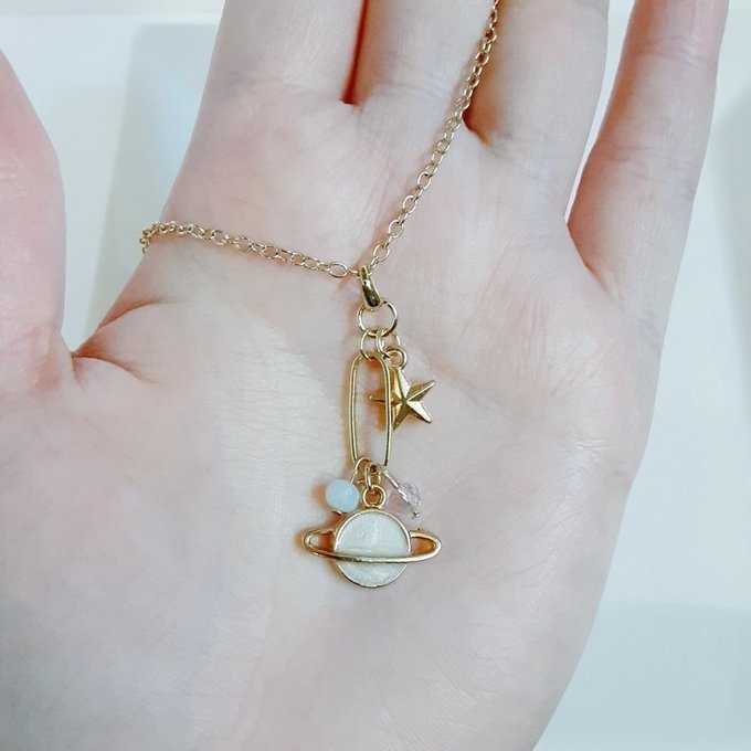 お星様付き☆土星チャームとシャープなフープのお洒落なワンポイントネックレス(ホワイト色)