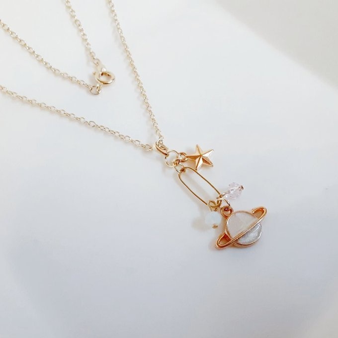 お星様付き☆土星チャームとシャープなフープのお洒落なワンポイントネックレス(ホワイト色)