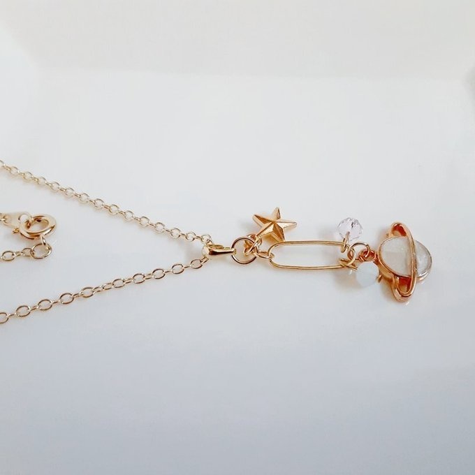 お星様付き☆土星チャームとシャープなフープのお洒落なワンポイントネックレス(ホワイト色)