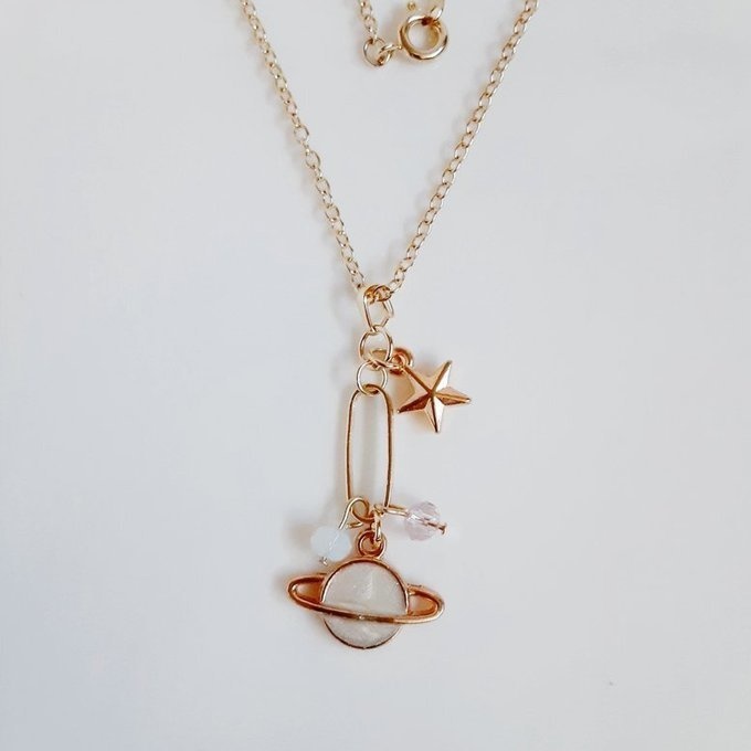 お星様付き☆土星チャームとシャープなフープのお洒落なワンポイントネックレス(ホワイト色)