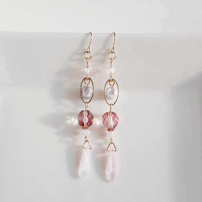 チェコビーズとオーバルフープのお洒落ロングピアス/イヤリング(ピンキッシュパープル)