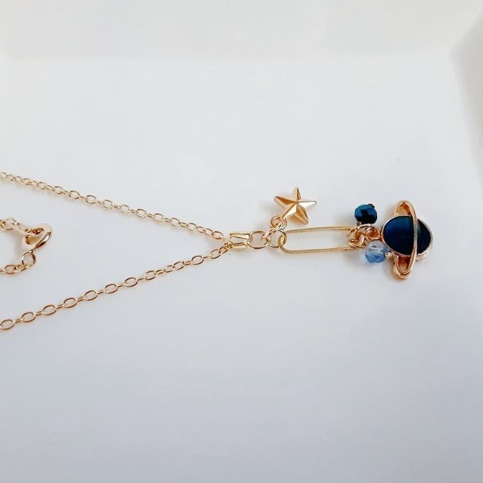 お星様付き☆土星チャームとシャープなフープのお洒落なワンポイントネックレス(青色)