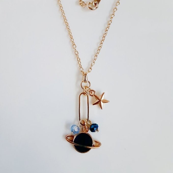 お星様付き☆土星チャームとシャープなフープのお洒落なワンポイントネックレス(青色)