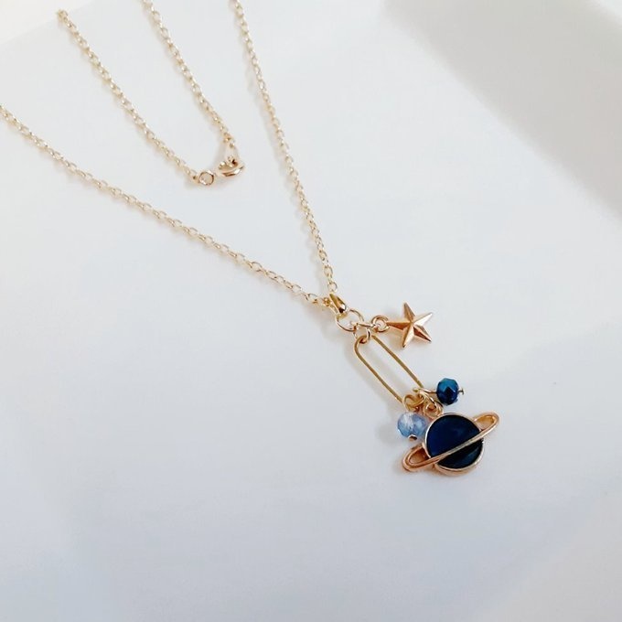 お星様付き☆土星チャームとシャープなフープのお洒落なワンポイントネックレス(青色)