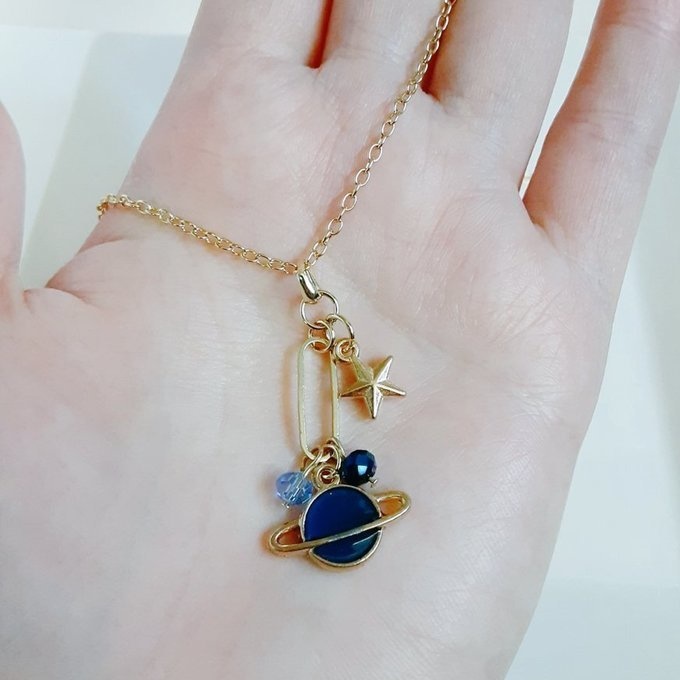 お星様付き☆土星チャームとシャープなフープのお洒落なワンポイントネックレス(青色)