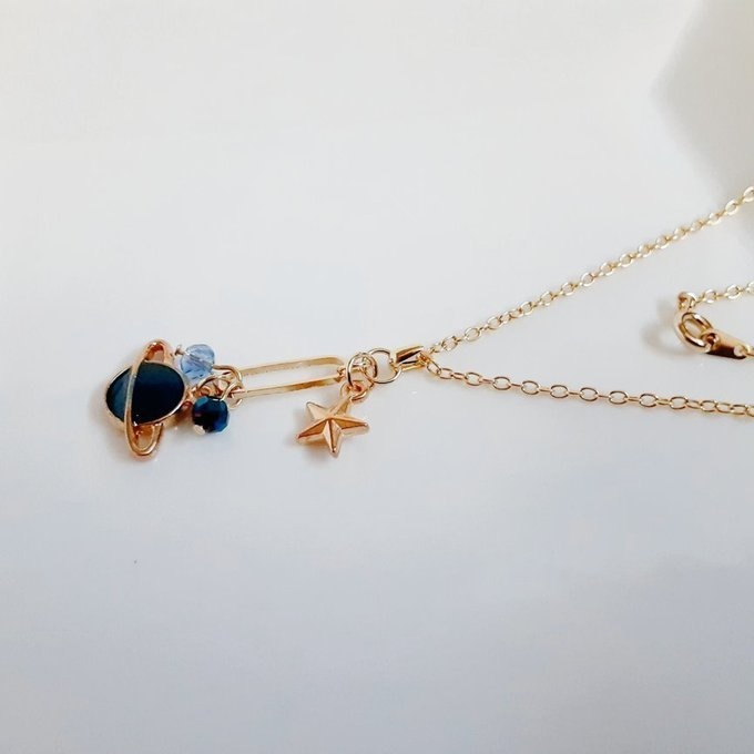 お星様付き☆土星チャームとシャープなフープのお洒落なワンポイントネックレス(青色)